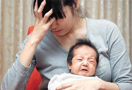 Ru con cả tiếng không ngủ, tôi nín lặng khi biết cách bà nội chăm cháu hàng ngày