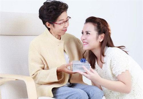 Nhìn bữa cơm mẹ chồng nấu, tôi nôn thốc nôn tháo nhưng khi biết sự thật sau đó, tôi ôm lấy mẹ mà khóc nức nở