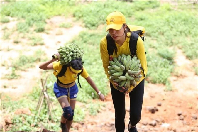 Đội Vàng Hhen Nie và Lệ Hằng đang vác chuối lên lên dốc