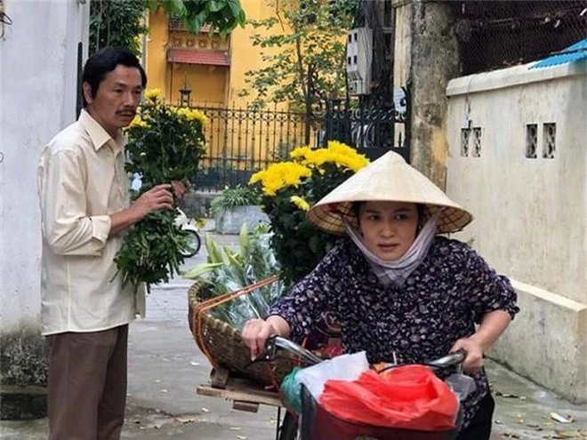 Miệng thì nói không yêu đương gì đâu, thế mà cô Hạnh (Về Nhà Đi Con) lại sắm áo đôi với bố Sơn rồi đây này! - Ảnh 1.