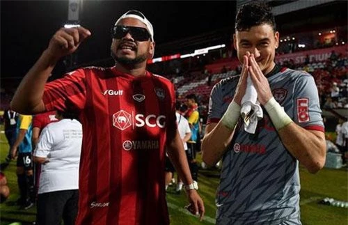 Văn Lâm thi đấu ổn định trong màu áo Muangthong United.