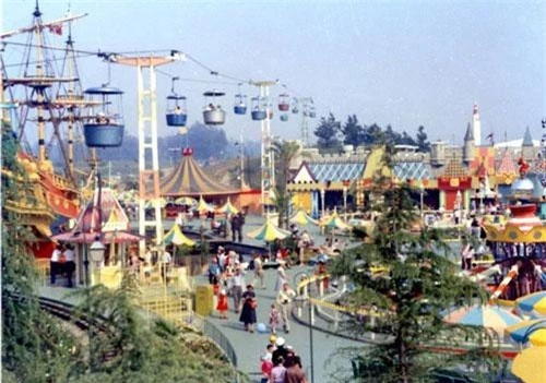 Khung cảnh rực rỡ sắc màu tại công viên Disneyland thập niên 1950, thời điểm công viên bắt đầu hoạt động. Khai trương ngày 17/7/1955, Disneyland là công viên chủ đề duy nhất được thiết kế và xây dựng dưới sự giám sát của Walt Disney - cha đẻ hãng phim hoạt hình Walt Disney.