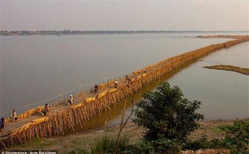 Độc đáo cây cầu làm bằng tre tưởng như mỏng manh nhưng chịu được sức nặng của ô tô