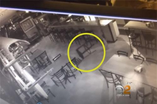 CLIP HOT (4/8): Bóng ma bí ẩn di chuyển ghế trong nhà hàng giữa ban ngày, ‘UFO’ xuất hiện trên miệng núi lửa ở Ecuador