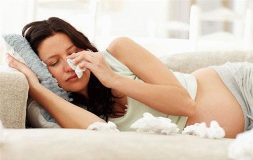 Dưới ánh đèn nhập nhoạng, tôi hoảng loạn nhận ra người nằm bên cạnh không phải bạn trai mình nhưng thái độ của anh và chuyện phía sau mới thật kinh khủng 