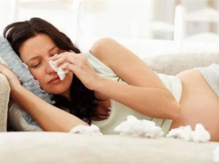 Dưới ánh đèn nhập nhoạng, tôi hoảng loạn nhận ra người nằm bên cạnh không phải bạn trai mình nhưng thái độ của anh và chuyện phía sau mới thật kinh khủng