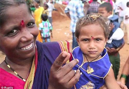Kinh dị lễ hội ở Ấn Độ cho bọ cạp trèo lên mặt trẻ em