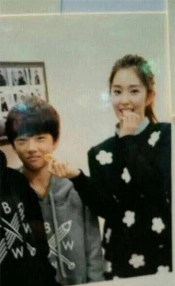 Vào năm 2014, khi cả hai chưa ra mắt, Jisung chỉ đứng chỉ cao hơn vai chị Irene một chút.