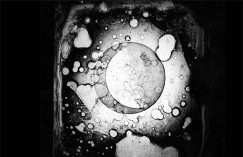 Bức ảnh chụp Mặt Trăng này là một trong những bức ảnh thiên văn đầu tiên của nhân loại. Đây là bức ảnh được John W. Draper chụp từ một đài quan sát ở Đại học New York ngày 26/3/1840.