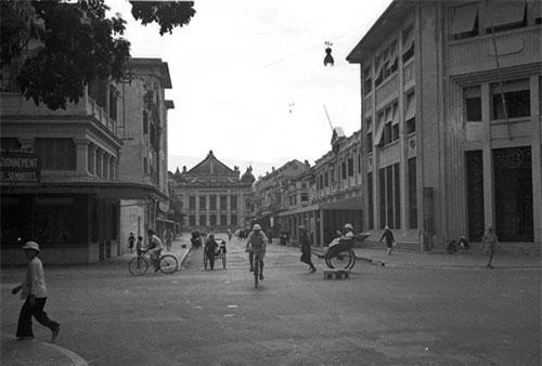 Ngã tư Paul Bert - Henri Rivie (nay là ngã tư Tràng Tiền - Ngô Quyền), Hà Nội năm 1940. Nhà hát Lớn Hà Nội nằm cuối phố Paul Bert. Ảnh tư liệu.