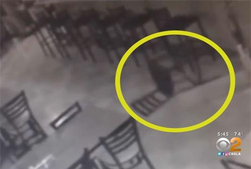 CLIP: ‘Rùng mình’ bóng ma bí ẩn di chuyển nội thất nhà hàng giữa ban ngày