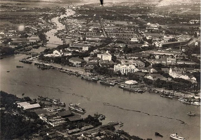 Bờ sông Sài Gòn thập niên 1920. Khách sạn Majestic là tòa nhà màu trắng nằm gần trung tâm bức ảnh.