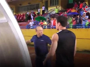 CLIP: HLV Park Hang-seo ‘tâm sự kín’ với thủ thành Bùi Tiến Dũng