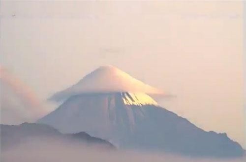 CLIP: 'UFO' bao trùm miệng núi lửa ở Ecuador