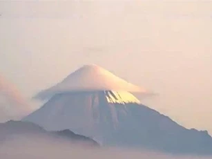CLIP: 'UFO' bao trùm miệng núi lửa ở Ecuador