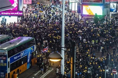 Người biểu tình Hong Kong xuống đường hôm 4/8 (Ảnh: Bloomberg)