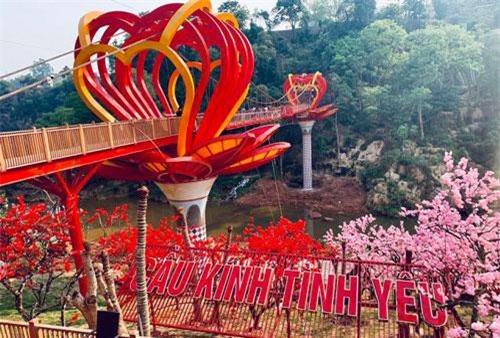 Cận cảnh cây cầu kính trong suốt “độc nhất, vô nhị” đầu tiên tại Việt Nam