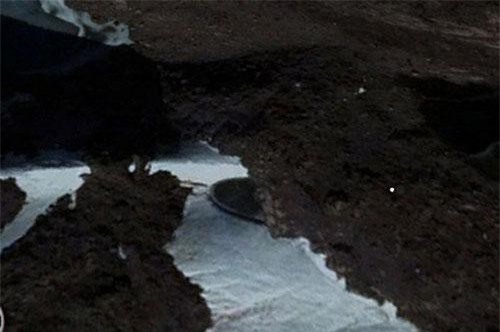 Vật thể nghi phi thuyền của người ngoài hành tinh ẩn náu trong hang động ở Nam Cực