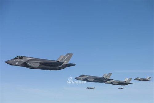 Cận cảnh tiêm kích F-35 của Không quân Anh tiếp liệu trên không