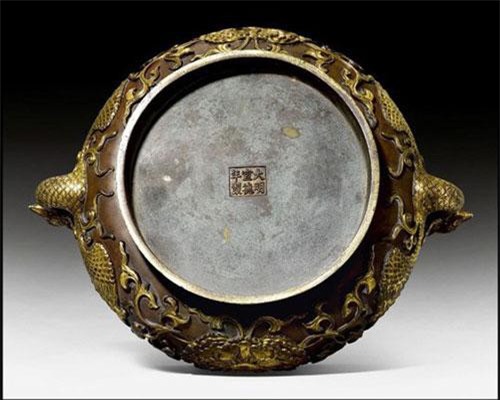 Dùng đựng bóng tennis, không ngờ chiếc bát đồng cũ có giá 100 tỷ