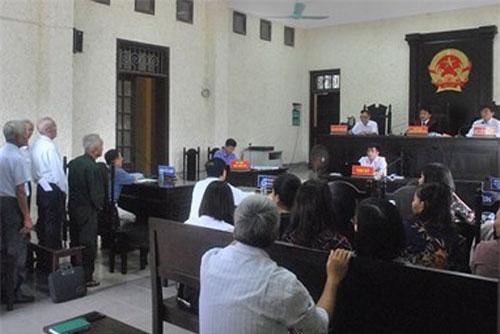 Nam Định: Cựu Vụ trưởng về hưu kiện anh trai ốm yếu ra tòa vì tranh chấp đất