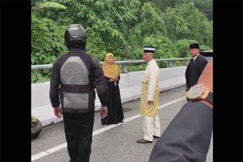 Nhà vua Malaysia dừng xe trên đường hỏi thăm người gặp tai nạn