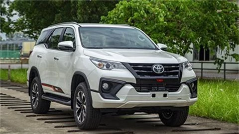 Toyota Fortuner 2019 giảm giá mạnh trong tháng Ngâu, đối đầu Honda CR-V, Hyundai Santa Fe