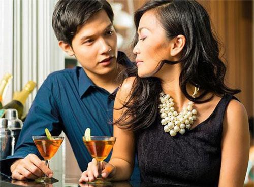 Chồng âu yếm "bạn thân" ngay tại sân bay mặc vợ ngậm ngùi chờ đón