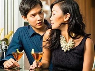 Chồng âu yếm "bạn thân" ngay tại sân bay mặc vợ ngậm ngùi chờ đón