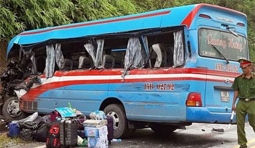 Vụ xe chở đoàn thiện nguyện gặp nạn: Khởi tố tài xế xe đầu kéo