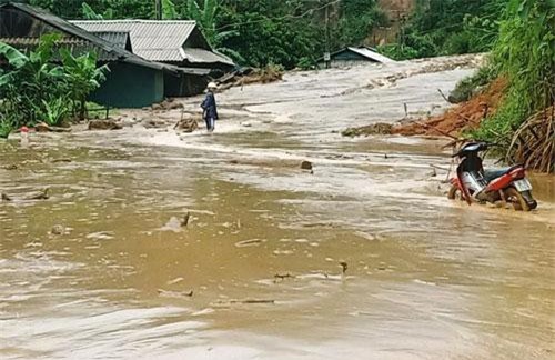 Cận cảnh huyện Mường Lát ngập ngụa trong bùn lũ, bị cô lập vì sạt lở
