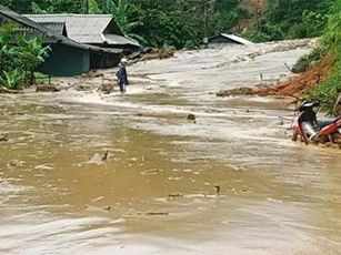 Cận cảnh huyện Mường Lát ngập ngụa trong bùn lũ, bị cô lập vì sạt lở
