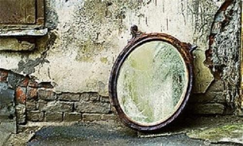 Nỗi ám ảnh vô hình từ chiếc gương sát nhân giết 38 người