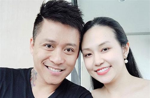 Bà xã Tuấn Hưng vừa sinh con trai thứ ba, bạn bè của nam ca sĩ tiết lộ khoảnh khắc cả gia đình đón thành viên mới