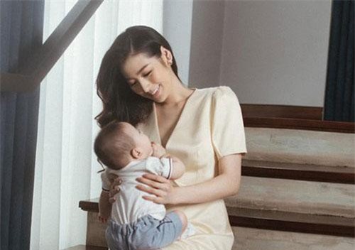 Á hậu Tú Anh tiết lộ bị đãng trí sau sinh, câu chuyện khiến "bà mẹ bỉm sữa" nào cũng đồng cảm