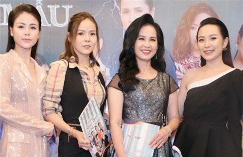 Diện đầm xòe công chúa, "mẹ chồng quốc dân" Lan Hương "chặt đẹp" dàn mỹ nhân phim nối sóng Về Nhà Đi Con