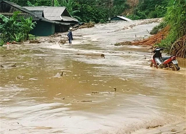 Cận cảnh huyện Mường Lát ngập ngụa trong bùn lũ, bị cô lập vì sạt lở - 3