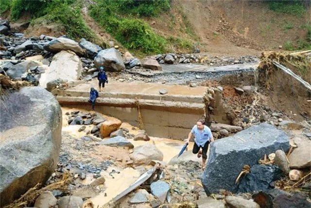 Cận cảnh huyện Mường Lát ngập ngụa trong bùn lũ, bị cô lập vì sạt lở - 5