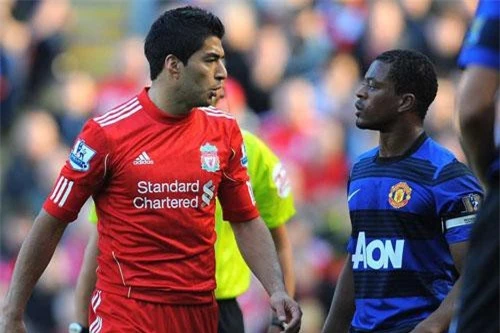 Suarez và Evra (phải).