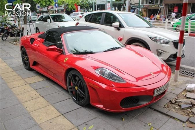 Sieu xe Ferrari F430 Spider tien ty do ruc tren pho Ha Noi