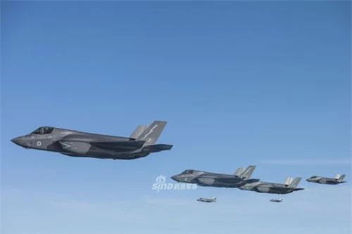 Các tiêm kích F-35 phiên bản F-35B của Không quân Hoàng gia Anh vừa rồi đã có buổi bay thử nghiệm khả năng tiếp liệu trên không cực kỳ hoành tráng. Nguồn ảnh: Sina.