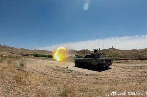 Ảnh: Xe tăng hạng nhẹ “khủng” nhất Trung Quốc chạy bắn trên núi cao