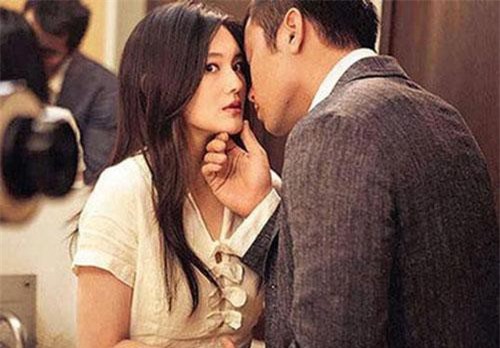 Cô dâu hết hồn khi đêm tân hôn nhìn thấy người yêu cũ ngồi giữa giường cười ám ảnh, sự thật mới éo le làm sao