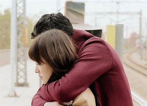 Vợ chết sững nhìn chồng ôm bồ trẻ vào... nhà nghỉ