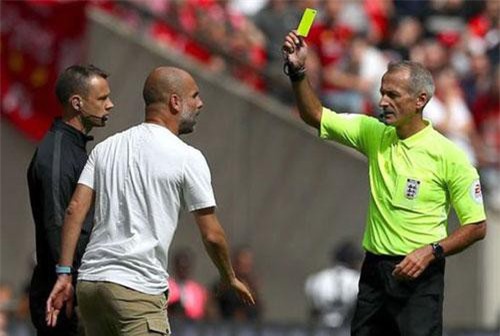 Pep Guardiola trở thành HLV đầu tiên nhận thẻ vàng ở Premier League