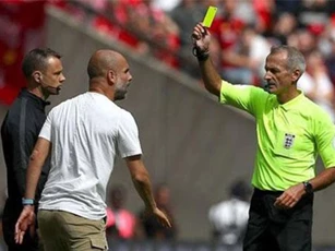 Pep Guardiola trở thành HLV đầu tiên nhận thẻ vàng ở Premier League