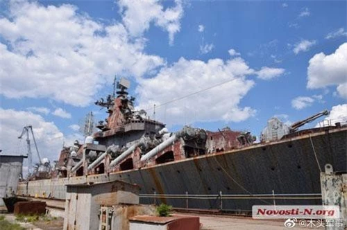 Ukrayina là tên của tuần dương hạm tên lửa duy nhất của Hải quân Ukraine hiện nay. Con tàu thuộc đề án 1164 Atlant được khởi đóng tại nhà máy đóng tàu 61 Kommunara ở Mykolaiv vào năm 1983 dưới thời Liên Xô. Nó được hạ thủy năm 1990 trước khi Liên Xô giải thể với tên gọi ban đầu là “Đô đốc Lobov”. Nguồn ảnh: Novosti-N