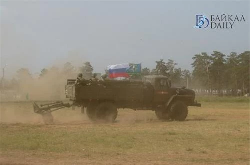 Một khẩu cối hạng nặng 120mm đang được xe tải kéo trên “thao trường”. Ảnh: Dagbaev Zorigto