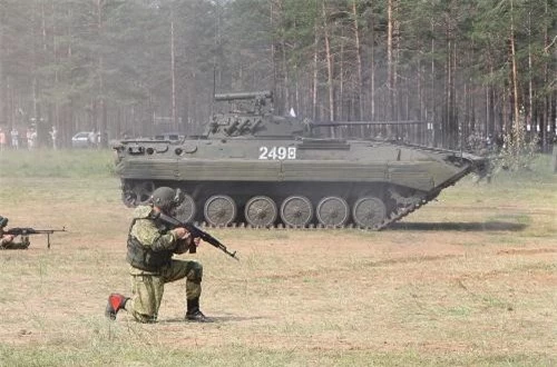 Đáng chú ý, các lữ đoàn dù của Nga thường được trang bị xe chiến đấu đổ bộ BMD. Thế nhưng, không rõ vì sao lữ đoàn 11 lại trang bị xe chiến đấu bộ binh BMP-2. Ảnh: Dagbaev Zorigto