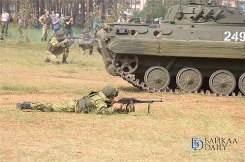 Một chiến sĩ dù Nga đang ngắm bắn mục tiêu với trung liên PKM 7,62mm. Ảnh: Dagbaev Zorigto